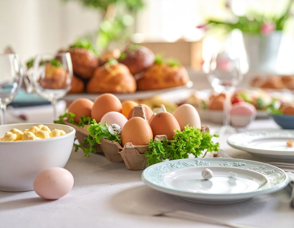 ägg på bord med påskmat